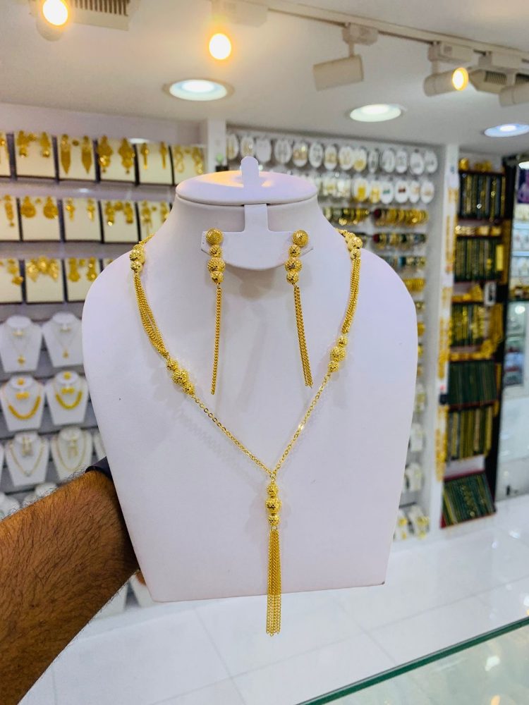 Parure dorée — collier & pompon