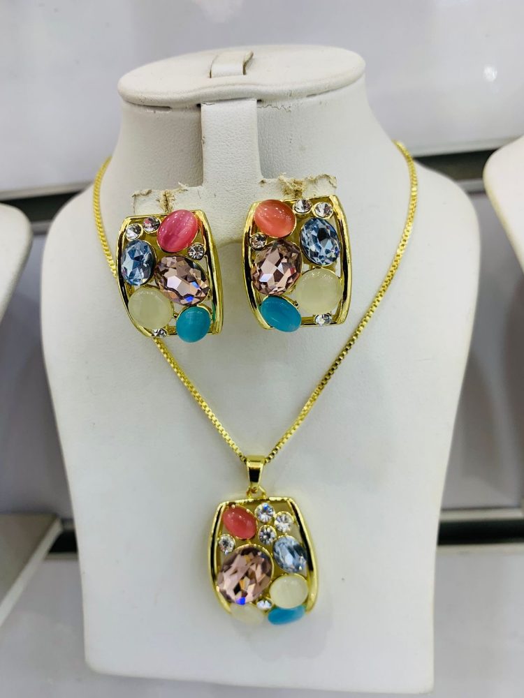 Parure dorée — pierres de couleur